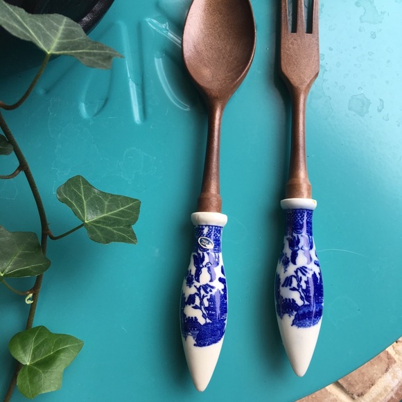 🌻Vintage Delft Blue Ceramic Wooden Utsensil Set - Picture 2 of 6